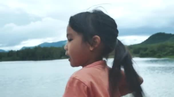 Симпатична Маленька Дівчинка Біжить Вперед Вздовж Дороги Березі Озера Заході — стокове відео