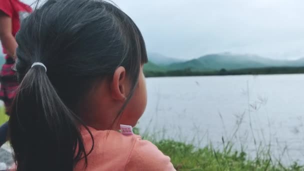 Bella Ragazzina Sconvolta Che Broncio Sulla Strada Del Lago Bambino — Video Stock