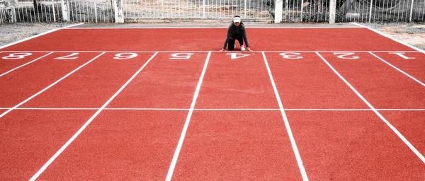 Αθλητική Γυναίκα Αθλητικά Ρούχα Στην Γραμμή Εκκίνησης Ετοιμάζεται Τρέξει Στο — Φωτογραφία Αρχείου
