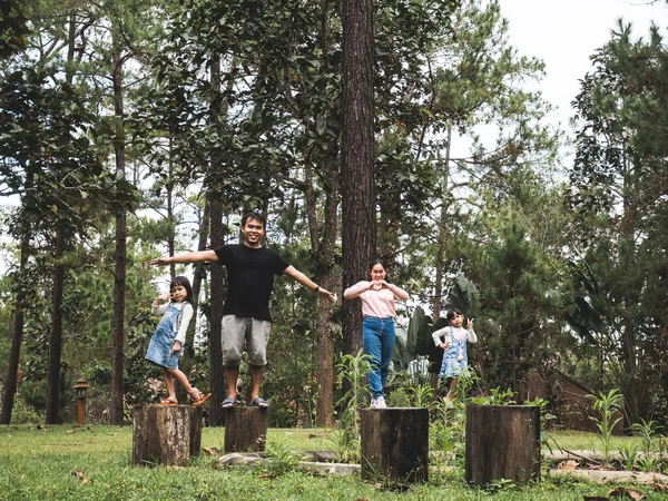 Familia Feliz Para Los Asientos Naturales Madera Fuego Salvaje Del — Foto de Stock