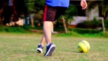 Futbol sahasında futbol antrenmanı. Genç futbolcu futbol sahasında antrenman yapıyor..
