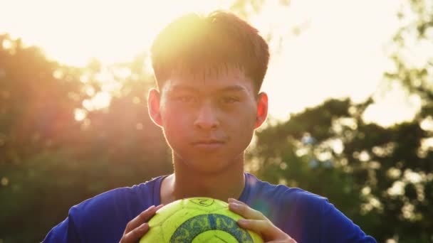 Uśmiechnięty Nastolatek Odzieży Sportowej Trzymający Piłkę Nożną Boisku Trening Piłkarzy — Wideo stockowe