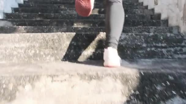 Mujer Atlética Corriendo Por Las Escaleras Para Hacer Ejercicio Corredoras — Vídeos de Stock