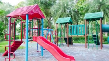 Parkın bahçesinde renkli bir oyun alanı. Halk parkındaki çocuklar için tünel ve Kaypak.