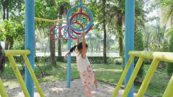 Meninas Felizes Divertindo Bar Colorido Playground Livre Criança Ativa Pendurar — Vídeo de Stock