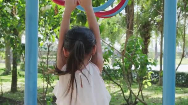 Счастливые Девчонки Веселятся Красочном Баре Открытой Игровой Площадке Активный Ребенок — стоковое видео