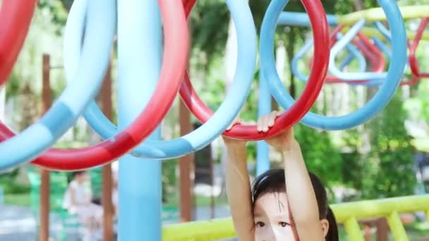 Menina Feliz Divertindo Bar Colorido Parque Infantil Livre Criança Ativa — Vídeo de Stock