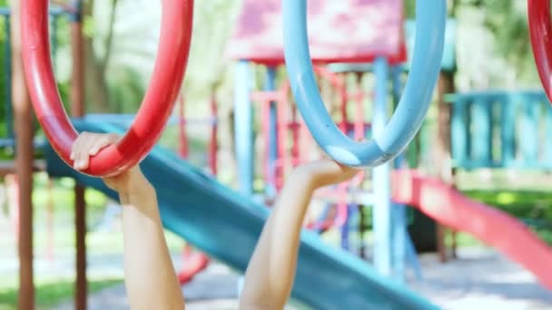 Menina Feliz Divertindo Bar Colorido Parque Infantil Livre Criança Ativa — Vídeo de Stock