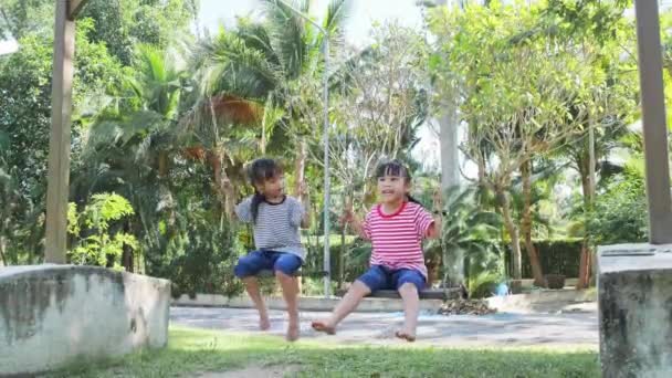 Милые Сестрички Играют Качелях Открытой Площадке Парке Игра Обучение Детстве — стоковое видео