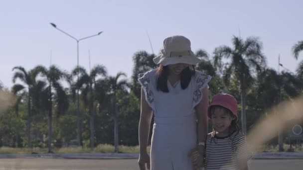 Μητέρα Κρατώντας Χέρι Της Κόρης Της Περπατώντας Στο Δρόμο Φθινόπωρο — Αρχείο Βίντεο