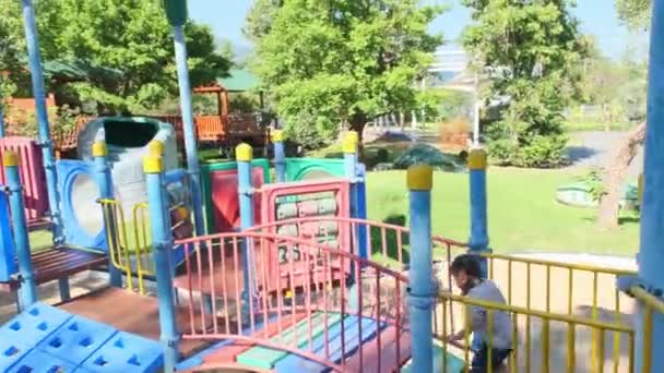 Petite Fille Active Qui Amuse Dans Aire Jeux Extérieure Parc — Video