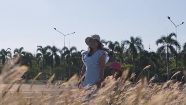 Anya Fogja Lánya Kezét Amint Utcán Sétál Ősszel Szabadban Egy — Stock videók