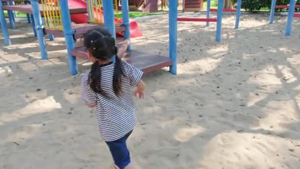 Actieve Zusjes Rennen Buitenspeeltuin Het Park Gelukkige Kindmeisjes Glimlachend Lachend — Stockvideo