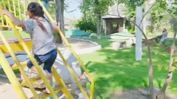 Aktive Kleine Schwestern Laufen Auf Dem Außenspielplatz Park Glückliche Kindermädchen — Stockvideo