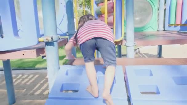 Des Petites Sœurs Actives Courent Dans Aire Jeux Extérieure Parc — Video