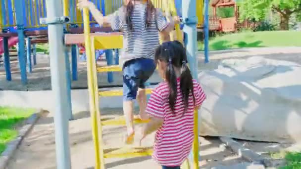 Активні Маленькі Сестри Працюють Відкритому Майданчику Парку Щасливі Дівчата Посміхаються — стокове відео
