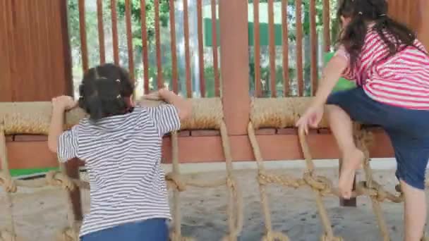 Irmãzinhas Ativas Divertindo Playground Livre Parque Meninas Bonitos Subindo Deslizando — Vídeo de Stock