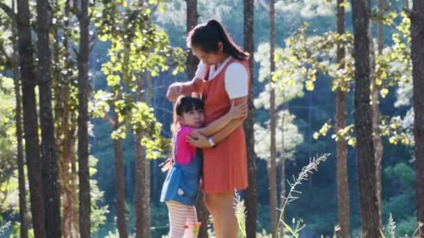 Jovem Mãe Conforta Sua Filha Acampamento Floresta Com Amor Cuidado — Vídeo de Stock