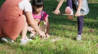 Anne ve iki kızı ormanda bir kampta bazı aktiviteler yapıyorlar. Aile kampı, tatilde birlikte zaman geçirmek..