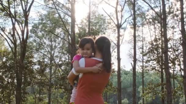 Genç Anne Üzgün Küçük Kızını Ormanda Bir Kampta Teselli Ediyor — Stok video