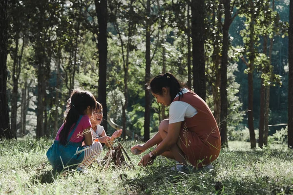 Madre Dos Hijas Recogiendo Leña Encendiendo Hogueras Camping Bosque Familia — Foto de Stock