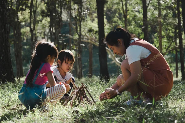 Madre Dos Hijas Recogiendo Leña Encendiendo Hogueras Camping Bosque Familia —  Fotos de Stock