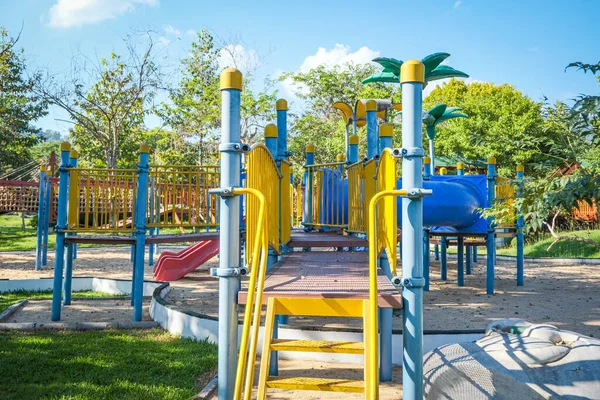 Aire Jeux Colorée Sur Cour Dans Parc Tunnel Curseur Pour — Photo