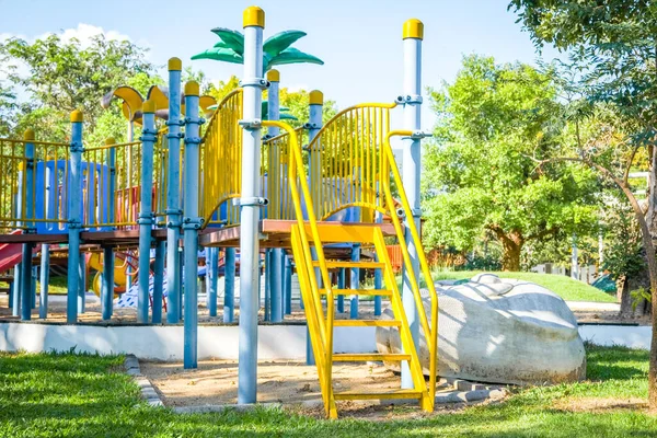 Aire Jeux Colorée Sur Cour Dans Parc Tunnel Curseur Pour — Photo