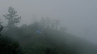 Sabahları sis altındaki dağlar Tayland 'da kışın dağın zirvesinde inanılmaz doğa manzarası. Turizm ve seyahat kavramı.