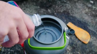 Gezginlerin elleri su ısıtıcısına su dökerek kaynatır ve sabahları dağlarda doğal kahve yapar. Seyahatte demlenen alternatif kahve..