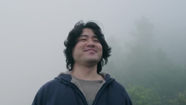 Αρσενικό Άτομο Κτυπά Μαλλιά Στην Κορυφή Του Βουνού Πυκνή Ομίχλη — Αρχείο Βίντεο
