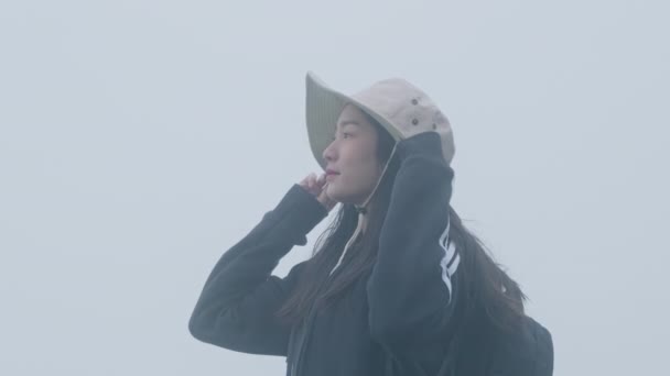 Młoda Turystka Ciesząca Się Widokiem Pięknym Morzem Mgły Szczycie Góry — Wideo stockowe