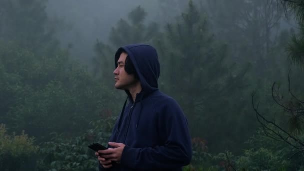 Młody Człowiek Podróżujący Granatowej Bluzie Kapturem Męskim Długim Rękawem Pomocą — Wideo stockowe