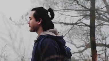 Asyalı turist çiftler, seyahat kaydetmek ve dağlardaki turistik yerleri konuşmak için aksiyon kamerası kullanıyorlar.. 