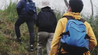 Doğayı görmek için dağları ve ormanları gezen bir grup Asyalı turist. Vahşi yaşam kavramlarında gezinme ve iz sürme aktiviteleri.