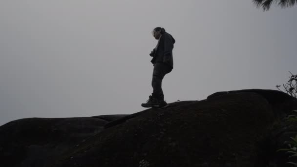 Fotografo Escursionista Che Fotografa Paesaggio Mattutino Nelle Montagne Invernali Con — Video Stock