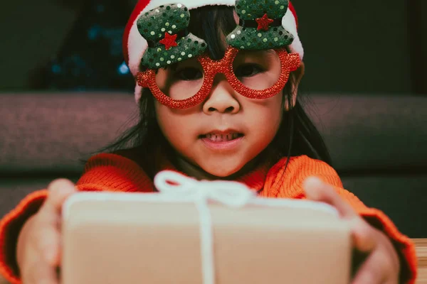 Счастливая Маленькая Девочка Шляпе Санты Дарит Рождественский Подарок Дома Новым — стоковое фото