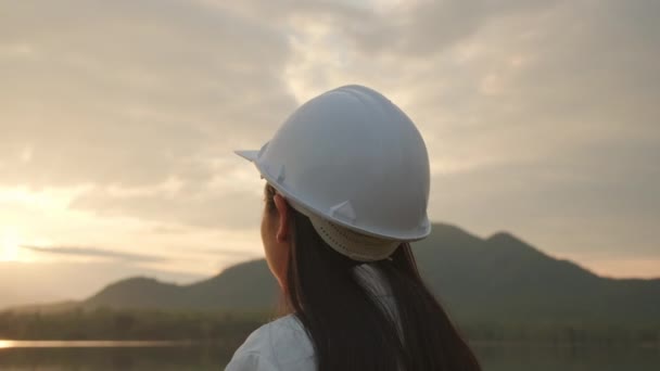 Жінка Інженер Досліджує Місце Будівництва Греблі Виробництва Електроенергії Впевнена Жінка — стокове відео