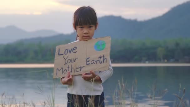 Portrait Little Girl Young Environmentalist Holding Poster Words Love Mother — Stock Video