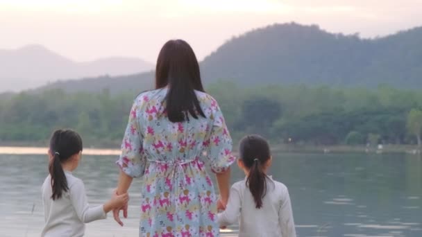 Mutlu Anne Çocuklar Gün Batımında Göl Kenarında Birlikte Doğanın Tadını — Stok video