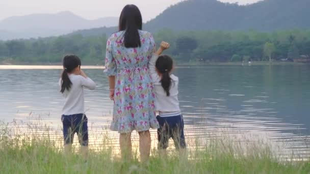 Happy Mother Children Enjoying Nature Together Summer Day Lake Sunset — 비디오