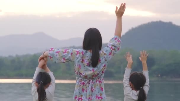 Happy Mother Children Enjoying Nature Together Summer Day Lake Sunset — ストック動画