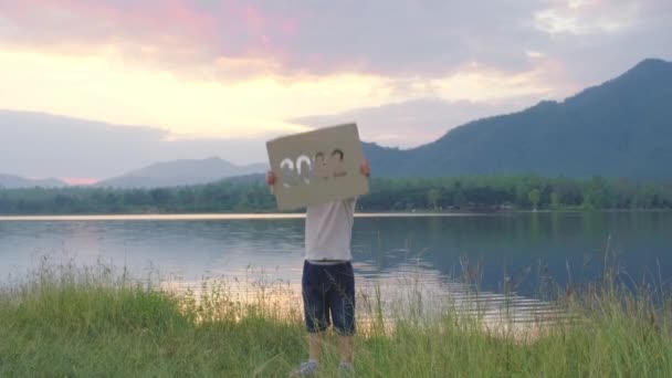 2022 Yılının Küçük Kızı Kartondan Dizaynını Gün Batımında Göllü Dağların — Stok video