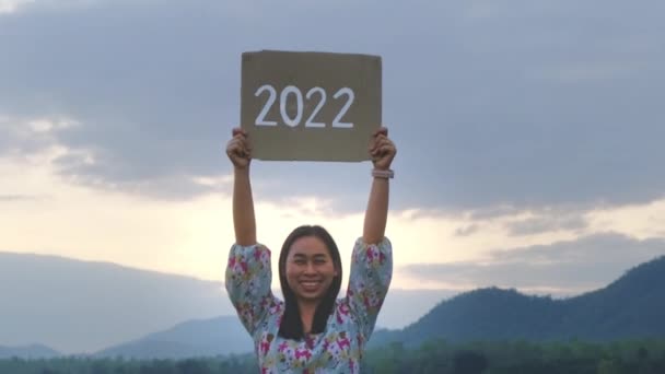 2022 Yılının Gülümseyen Kadını Günbatımında Göllü Dağların Arka Planına Karşı — Stok video