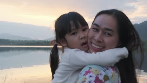 Χαριτωμένο Κοριτσάκι Και Μητέρα Της Αγκαλιάζονται Ερωτευμένοι Παίζοντας Μια Καλοκαιρινή — Αρχείο Βίντεο