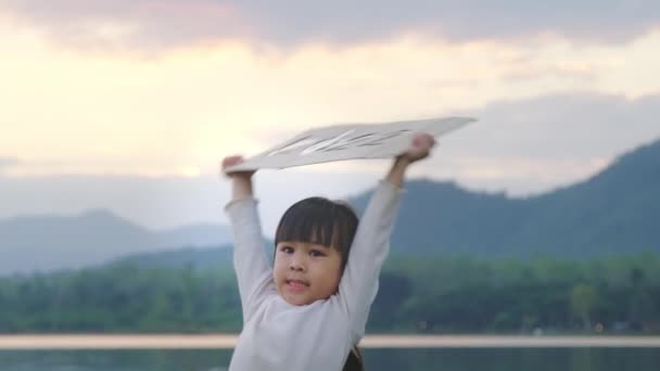 Маленька Дівчинка Тримає Новий Дизайн 2022 Року Картону Тлі Гір — стокове відео