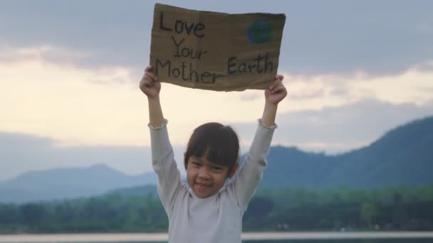 Πορτρέτο Ενός Μικρού Κοριτσιού Νεαρός Περιβαλλοντολόγος Κρατώντας Μια Αφίσα Τις — Αρχείο Βίντεο