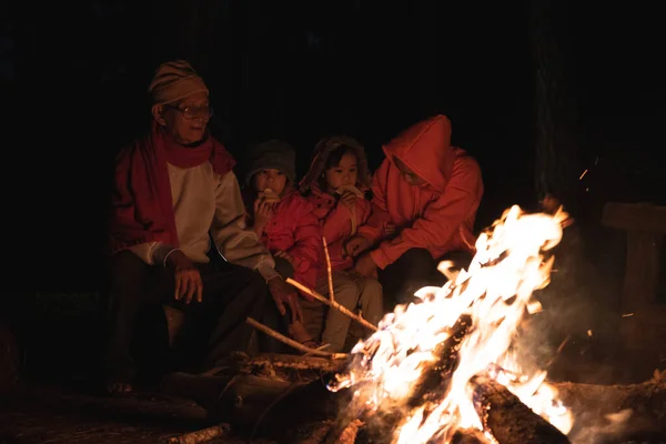 Famille Réchauffe Près Feu Camp Dans Forêt Avoir Une Conversation — Photo