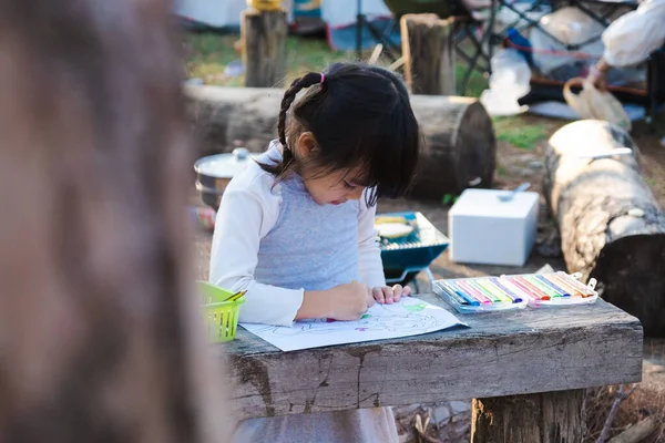 Παιδί Κορίτσι Χρωματισμός Εικόνα Εξωτερικούς Χώρους Ένα Πάρκο Καλοκαίρι Δημιουργική — Φωτογραφία Αρχείου