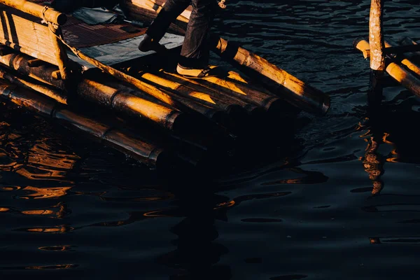 Mae Hong Sorn, Tayland - 17 Aralık 2021: Güneşin doğuşunda Bambu salında gezgin ile birlikte sisli nehrin üzerinde güzel bir göl. Pang Oung Gölü Sabah Görüşü (Pang Tong Rezervuarı), Mae hong oğlu, Tayland